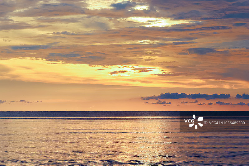 美丽的日落在那不勒斯海滩与平静的海洋，佛罗里达，美国图片素材