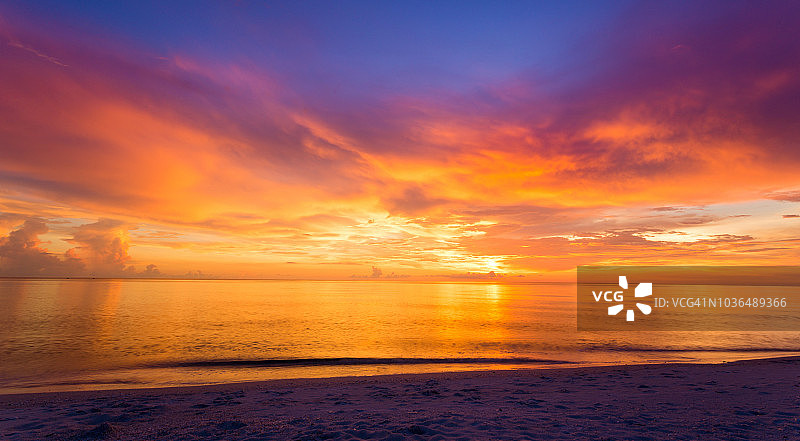 美丽的日落在那不勒斯海滩与平静的海洋，佛罗里达，美国图片素材
