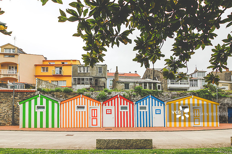 色彩斑斓的海滩小屋映衬着古老的村庄图片素材