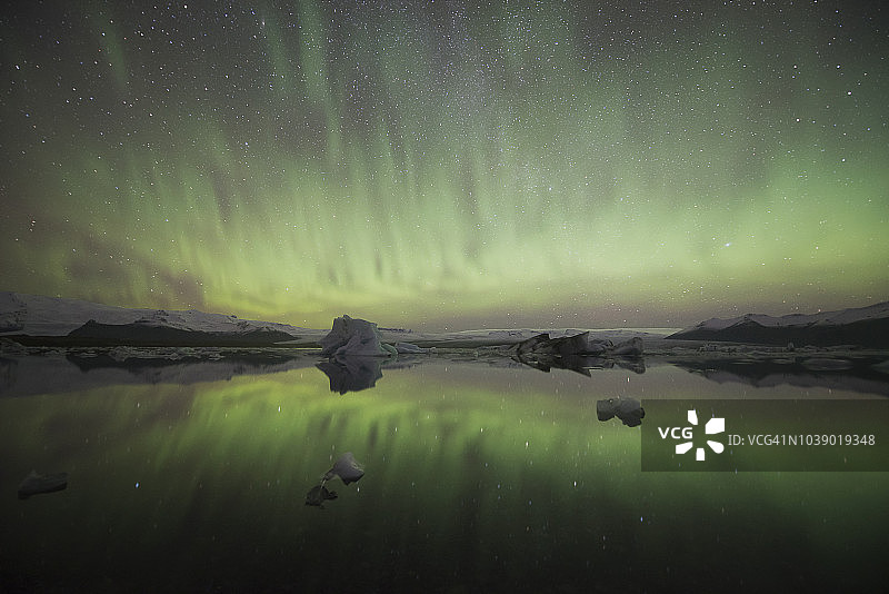 蔚为壮观的北极光在jokulsarlon湖与所有的绿色天空-冰岛图片素材