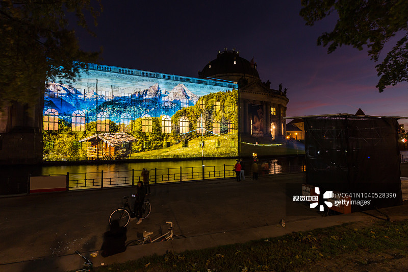 柏林-灯光节的博德博物馆和施普雷河(柏林-米特，德国)图片素材