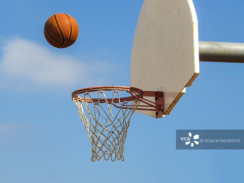 篮球飞向篮板图片素材