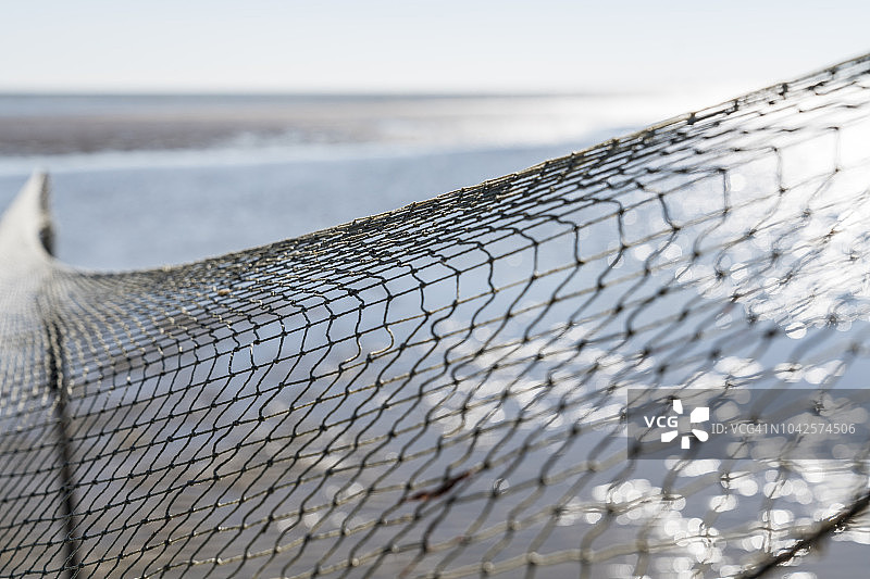 近距离观察水中的渔网。图片素材