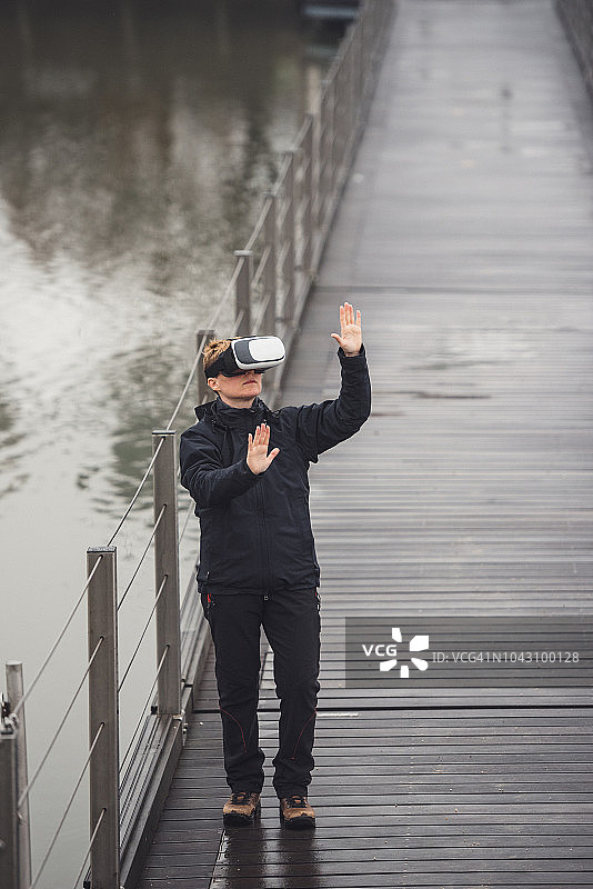 湖边的虚拟现实图片素材