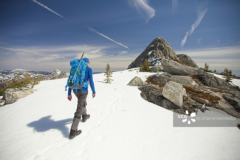 照片背面的男性背包客徒步到针峰在冬天，希望，不列颠哥伦比亚省，加拿大图片素材