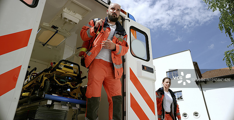 急救人员从救护车里出来图片素材