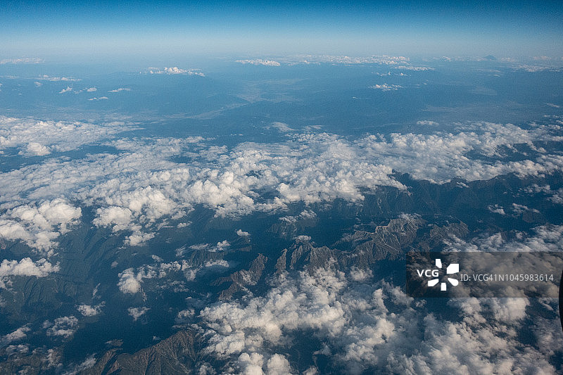 日本富士山和山上白天的飞机鸟瞰图图片素材