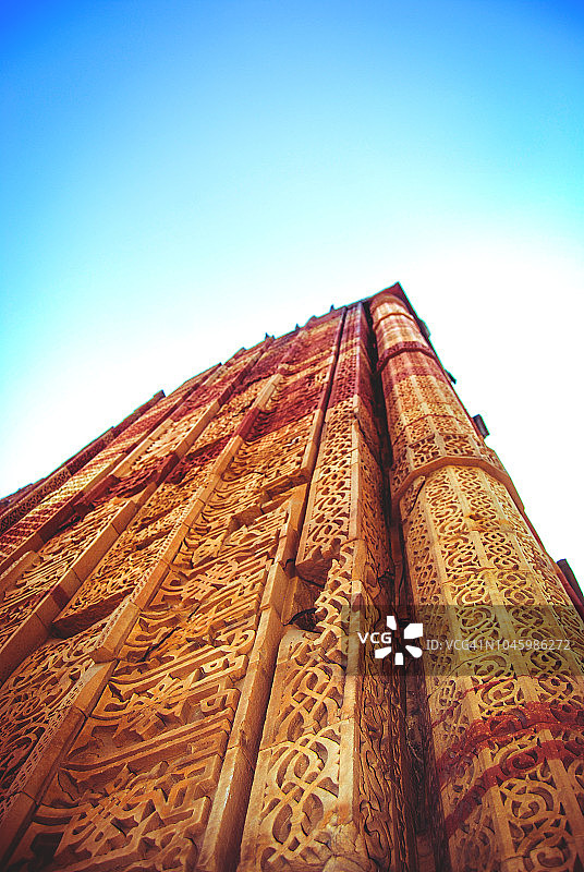 雕刻墙- Qutub Minar，新德里，印度图片素材