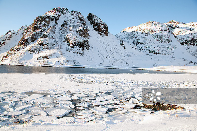 挪威北部霍普塞特冰冻的海岸线图片素材