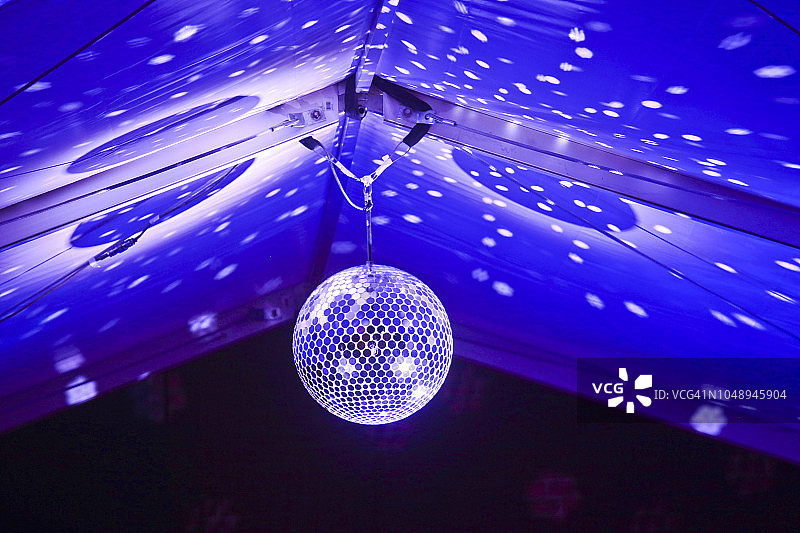 迪斯科球悬挂在帐篷在音乐活动图片素材