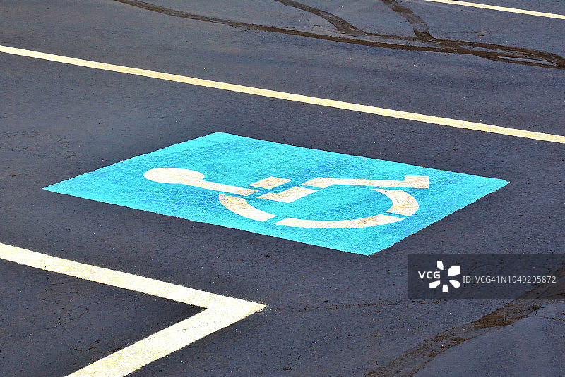 在停车场上绘有国际残疾人停车位标志图片素材