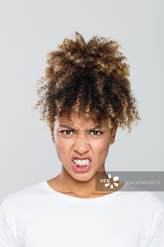 愤怒的美国黑人妇女的特写图片素材