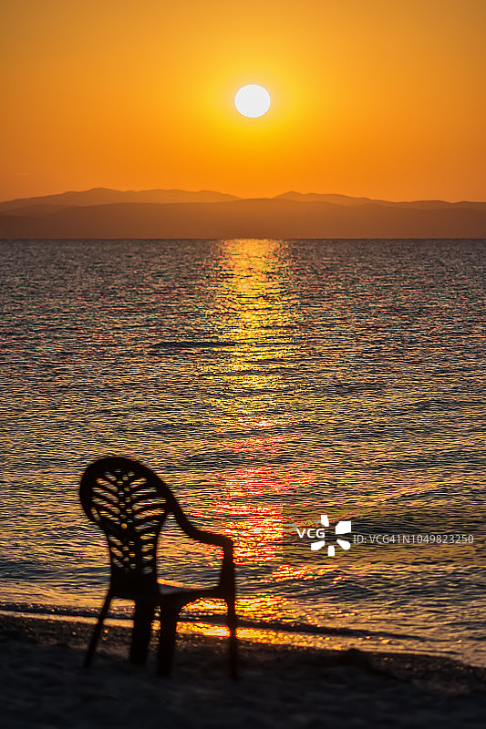 清晨，壮观的日出越过大海和高山。摄于希腊阿斯普罗瓦尔塔。图片素材