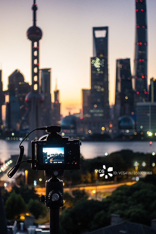 黎明时分相机取景器里的上海城市景象图片素材