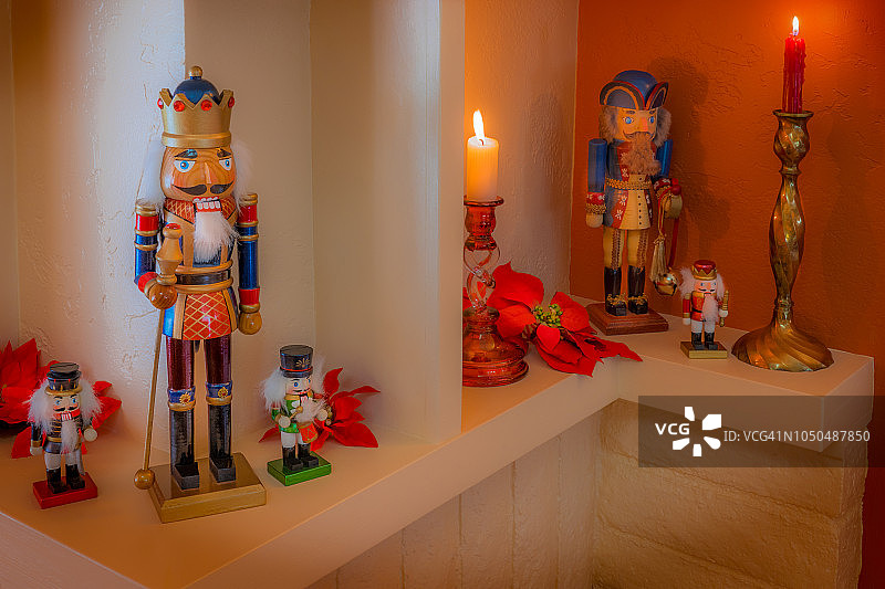 挂满蜡烛、胡桃夹子和一品红的圣诞壁炉(P)图片素材