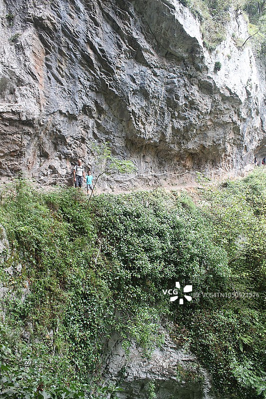 父亲和儿子在拉斯萨纳斯峡谷路线。西班牙阿斯图里亚斯。图片素材