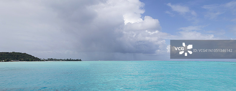博拉博拉泻湖碧蓝的大海和暴风雨的天空的全景图片素材