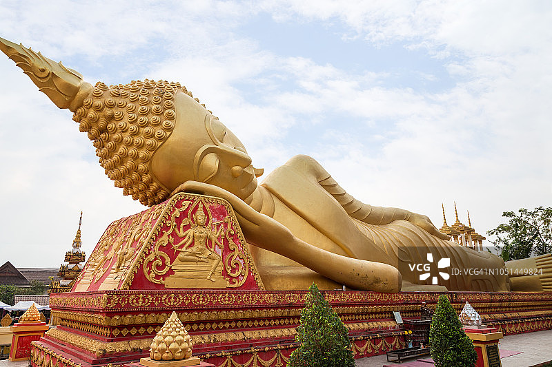 巨大的镀金卧佛雕像在老挝万象琅泰寺Wat That Luang Tai Temple。图片素材