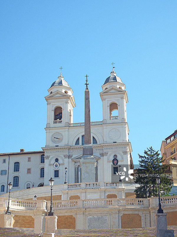 罗马西班牙广场Trinità dei Monte的楼梯和教堂。意大利图片素材