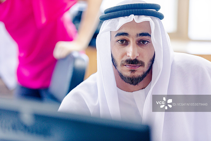 一位年轻的阿拉伯商业领袖的肖像图片素材