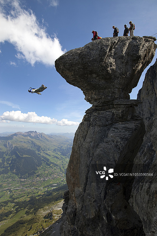 定点跳伞者/翼装者从阿尔卑斯山的悬崖上起飞图片素材