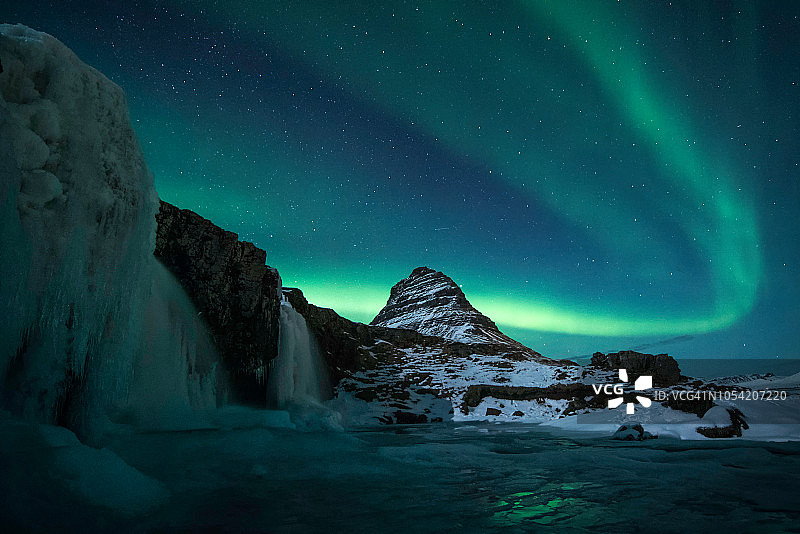 Kirkjufell山上有壮观的北极光和冰冻的瀑布图片素材