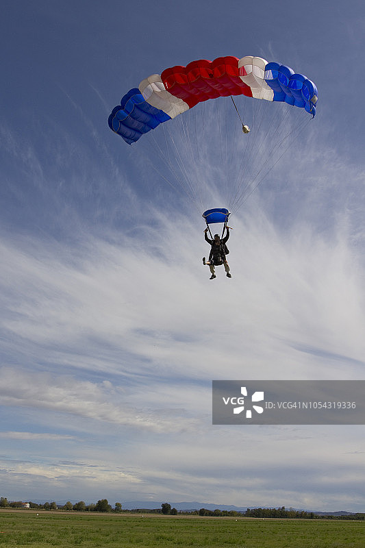 滑翔伞从空中俯冲而下图片素材