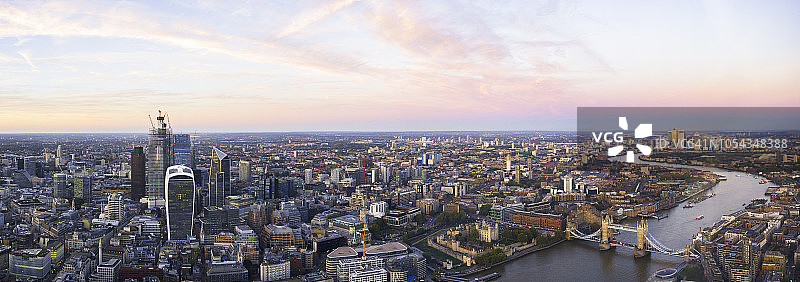 黄昏时俯瞰伦敦城的全景天线图片素材