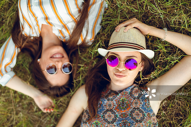 两个女性朋友躺在草地上图片素材