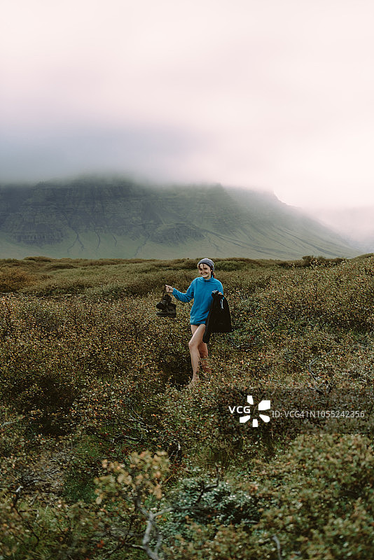 一名女子去冰岛的天然地热池图片素材