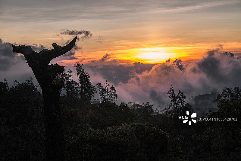 印度尼西亚龙目岛林贾尼山的日落图片素材