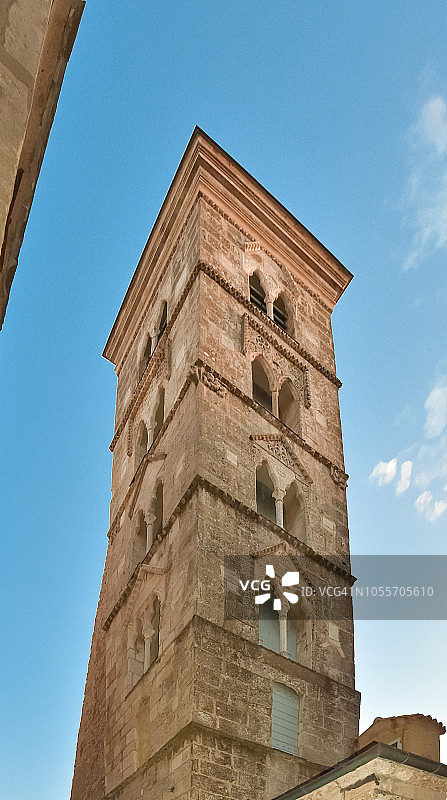 法国科西嘉岛博尼法西奥圣玛丽教堂的中世纪罗马式和哥特式钟楼图片素材