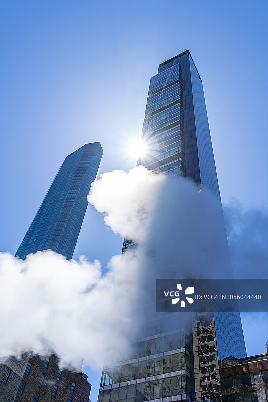 2018年4月23日，美国纽约，太阳照亮了曼哈顿中城的摩天大楼。图片素材