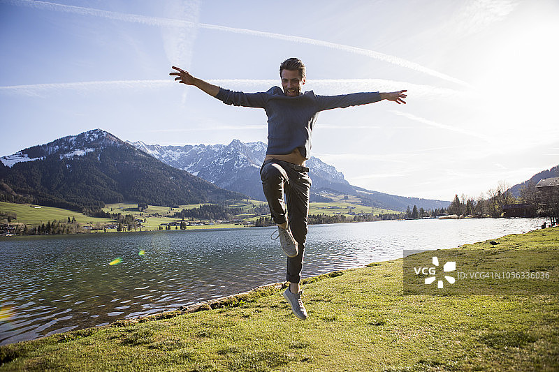 奥地利，蒂罗尔，沃奇湖，快乐的人在湖里跳图片素材