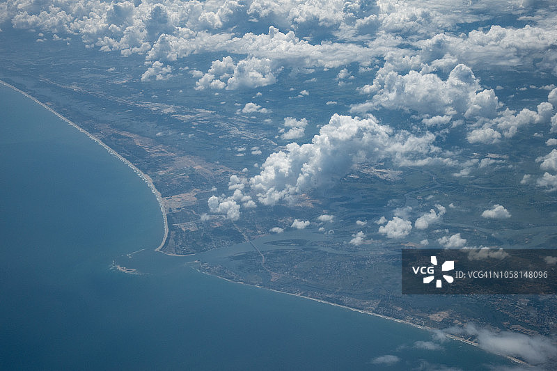 从飞机上俯瞰越南广南省的南海和会安图片素材