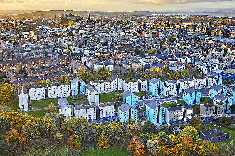 爱丁堡城市景观，城市天际线从索尔兹伯里悬崖到爱丁堡城堡的邓比戴克公寓，荷里路德公园图片素材