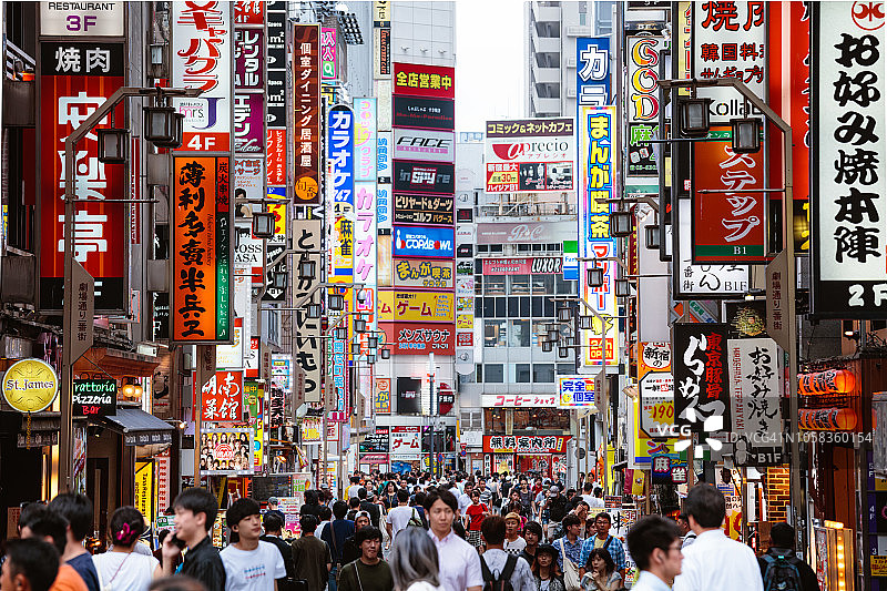 日本东京新宿歌舞伎町白天的红灯区图片素材