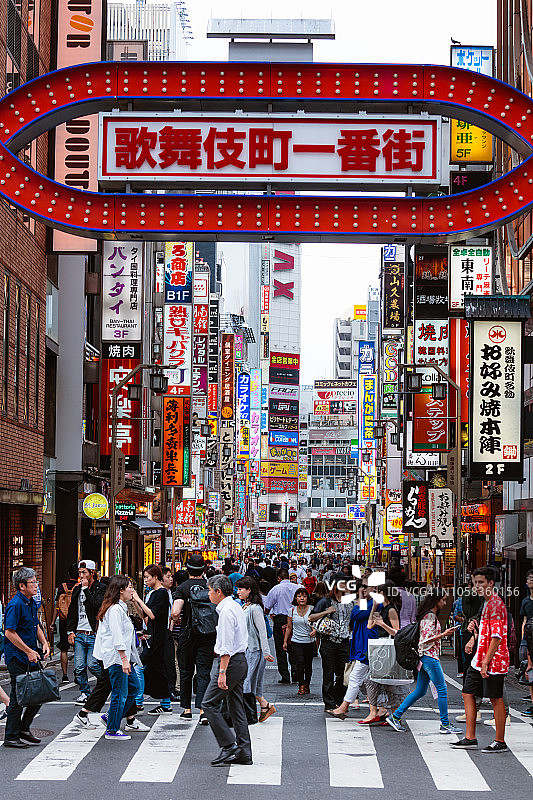 日本东京新宿歌舞伎町白天的红灯区图片素材