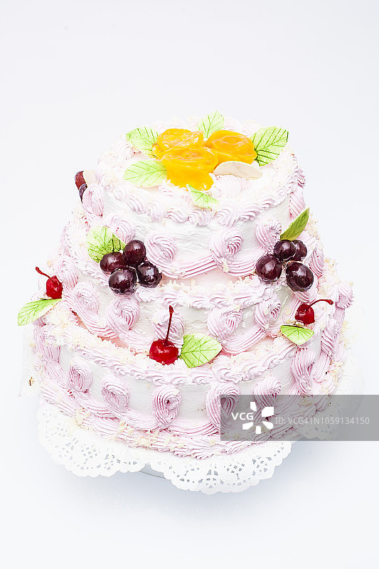 甜蛋糕甜点与樱桃在孤立的白色背景图片素材