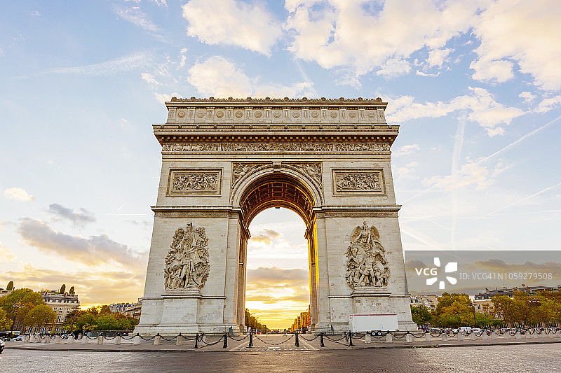 黎明时分，法国巴黎的凯旋门和香榭丽舍大街图片素材