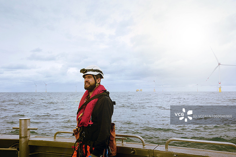北海的海上手工高工人观察风力涡轮机图片素材