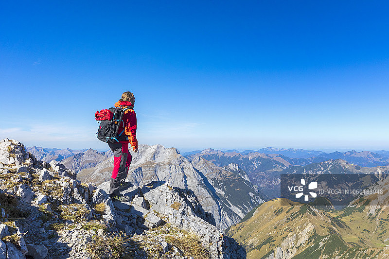 阿尔卑斯山卡温德尔山脉拉姆森斯皮策山顶的登山者图片素材