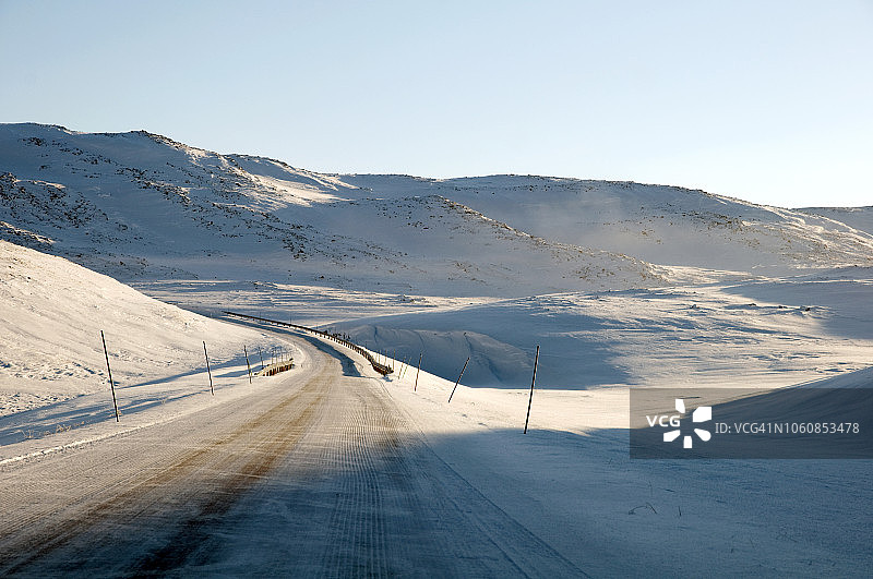 挪威北部勒贝斯比基福德附近的冬季蜿蜒公路图片素材