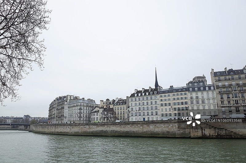 河岸景色，巴黎的城堡和桥梁图片素材
