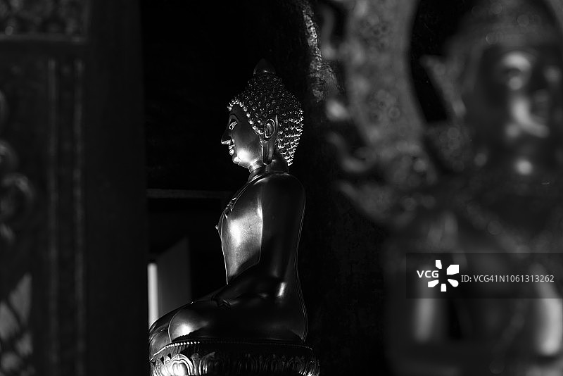宁静的金佛雕像坐落在庙宇上图片素材