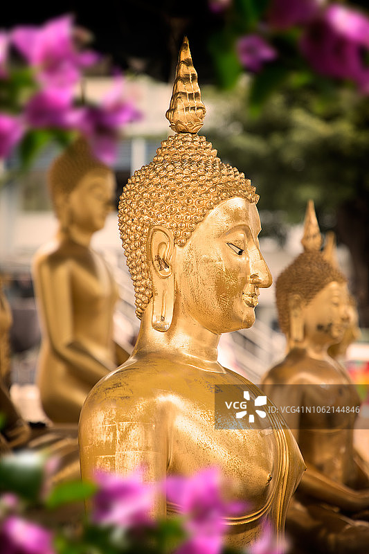 在曼谷的佛寺，Wat Traimit，金佛寺，一组闪亮的金色佛像图片素材