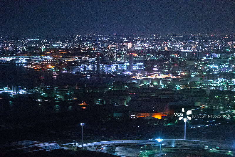 日本神奈川县川崎市厂区夜间鸟瞰图图片素材