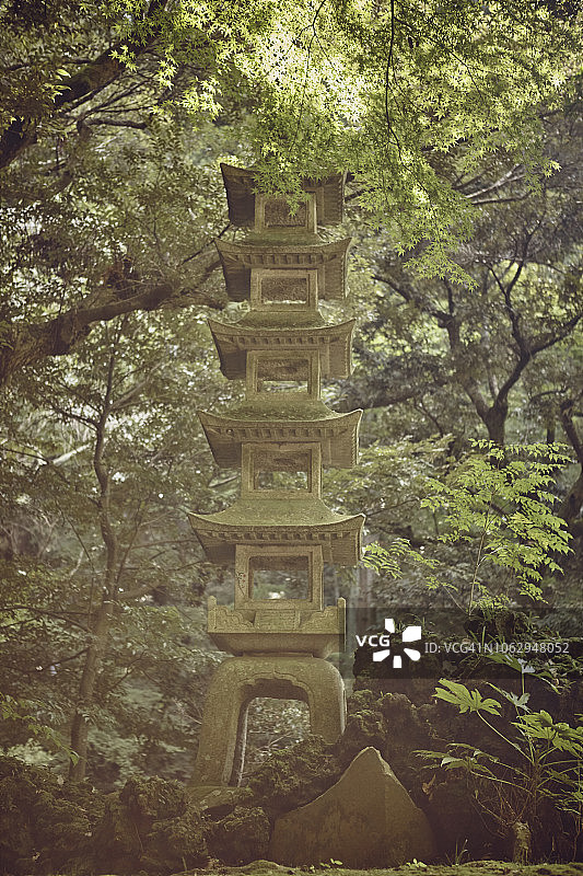 日本花园中的石塔图片素材