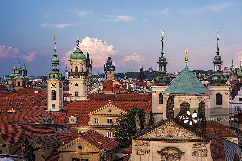 布拉格的城市景观，有很多圆顶图片素材