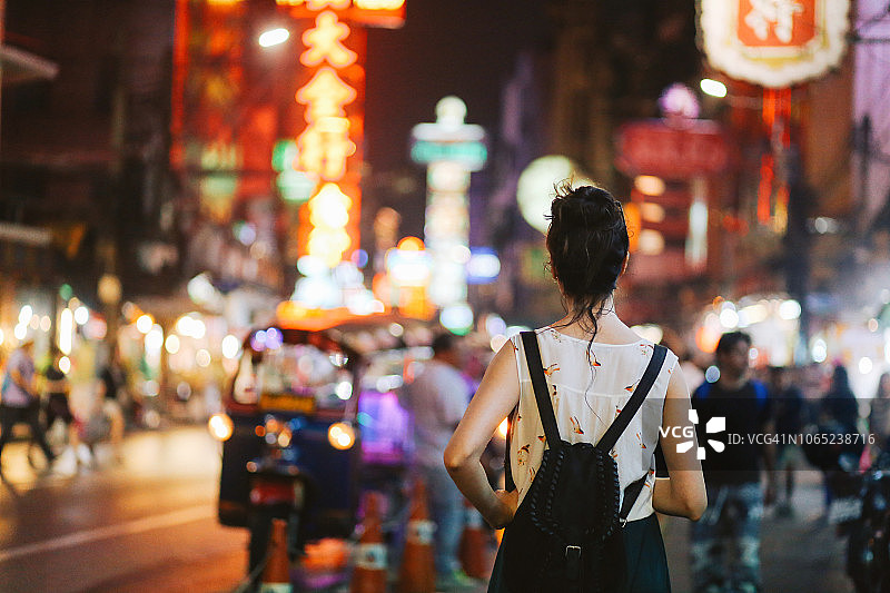 夜游曼谷的女游客图片素材